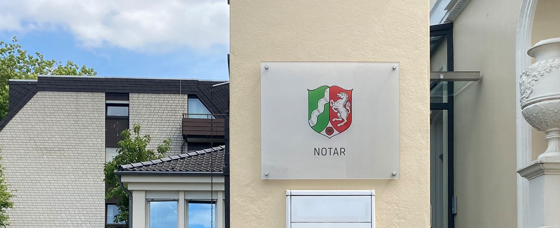 Notar-Schild an der Fassade